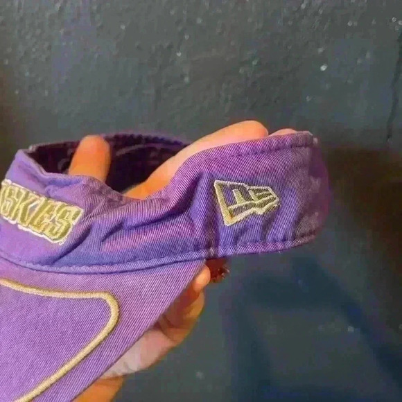 Women’s Washington Huskies Visor - Picture 2 of 4